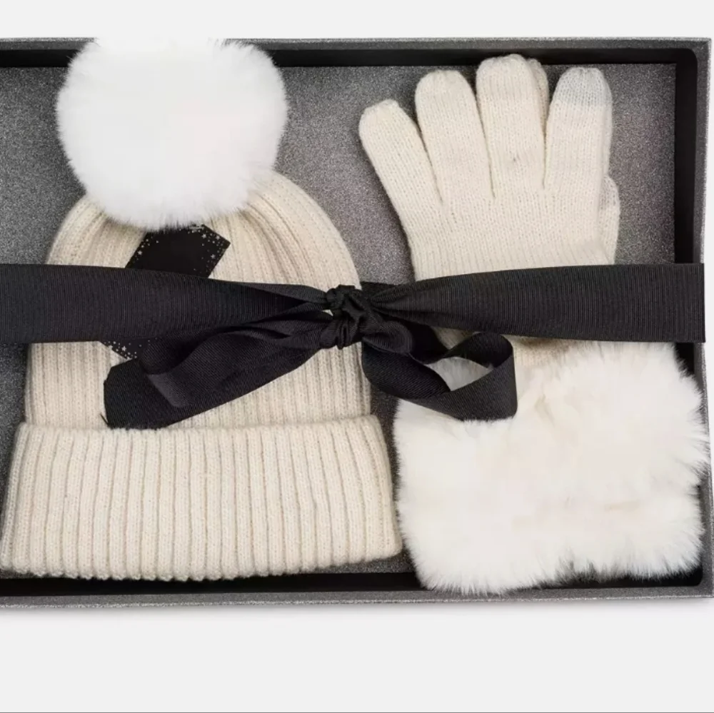 NWT WOMENS BEANIE HAT AND GLOVE SET